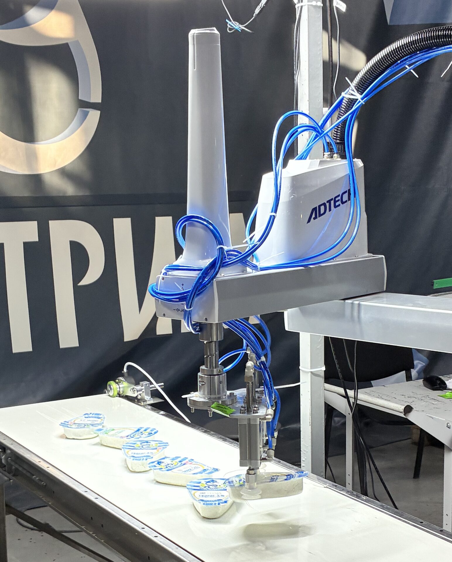 Наша команда завершила настройку SCARA-робота Step серии CR для автоматизации процесса групповой упаковки продукции